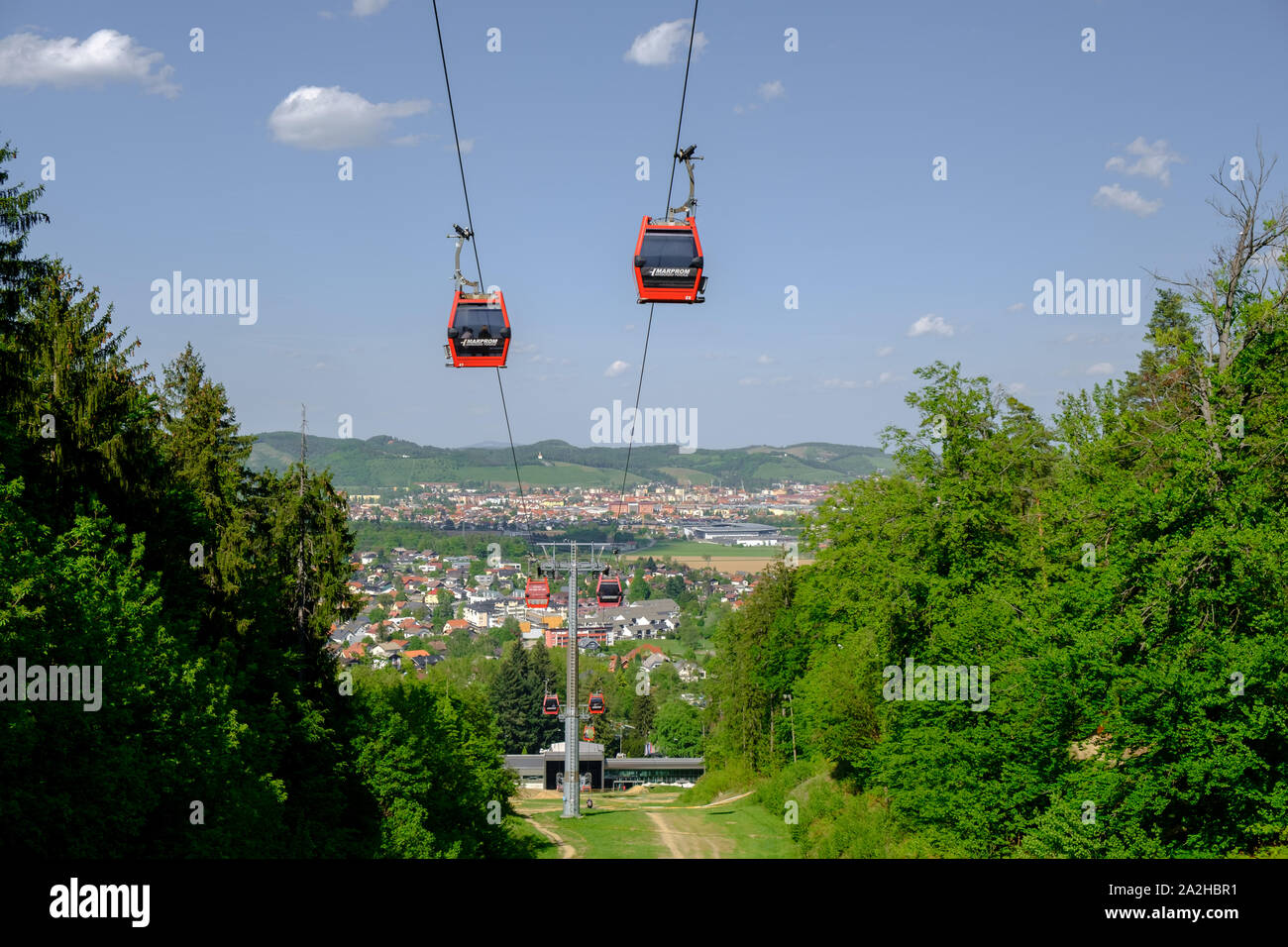 Maribor, Slovenia - 2 Maggio 2019: Rosso le cabine Pohorska vzpenjaca funivia a Maribor, Slovenia collegare la parte superiore del Pohorje con la città Foto Stock