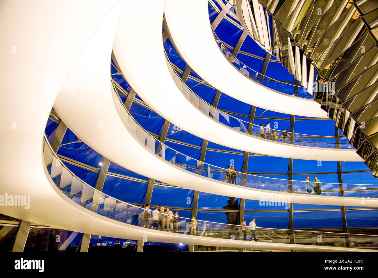 La cupola di vetro in cima al Reichstag dove i visitatori possono osservare il Bundestag - la Camera bassa del tedesco federale europeo. Berlino Germania Foto Stock