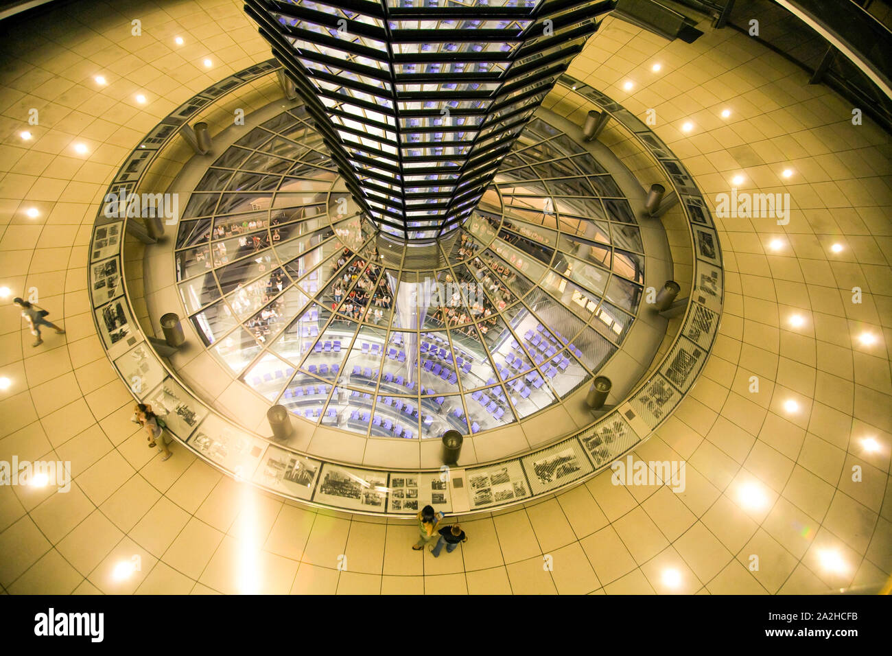 La cupola di vetro in cima al Reichstag di notte dove i visitatori possono osservare il Bundestag - la Camera bassa del tedesco federale europeo. Berlino Germania Foto Stock