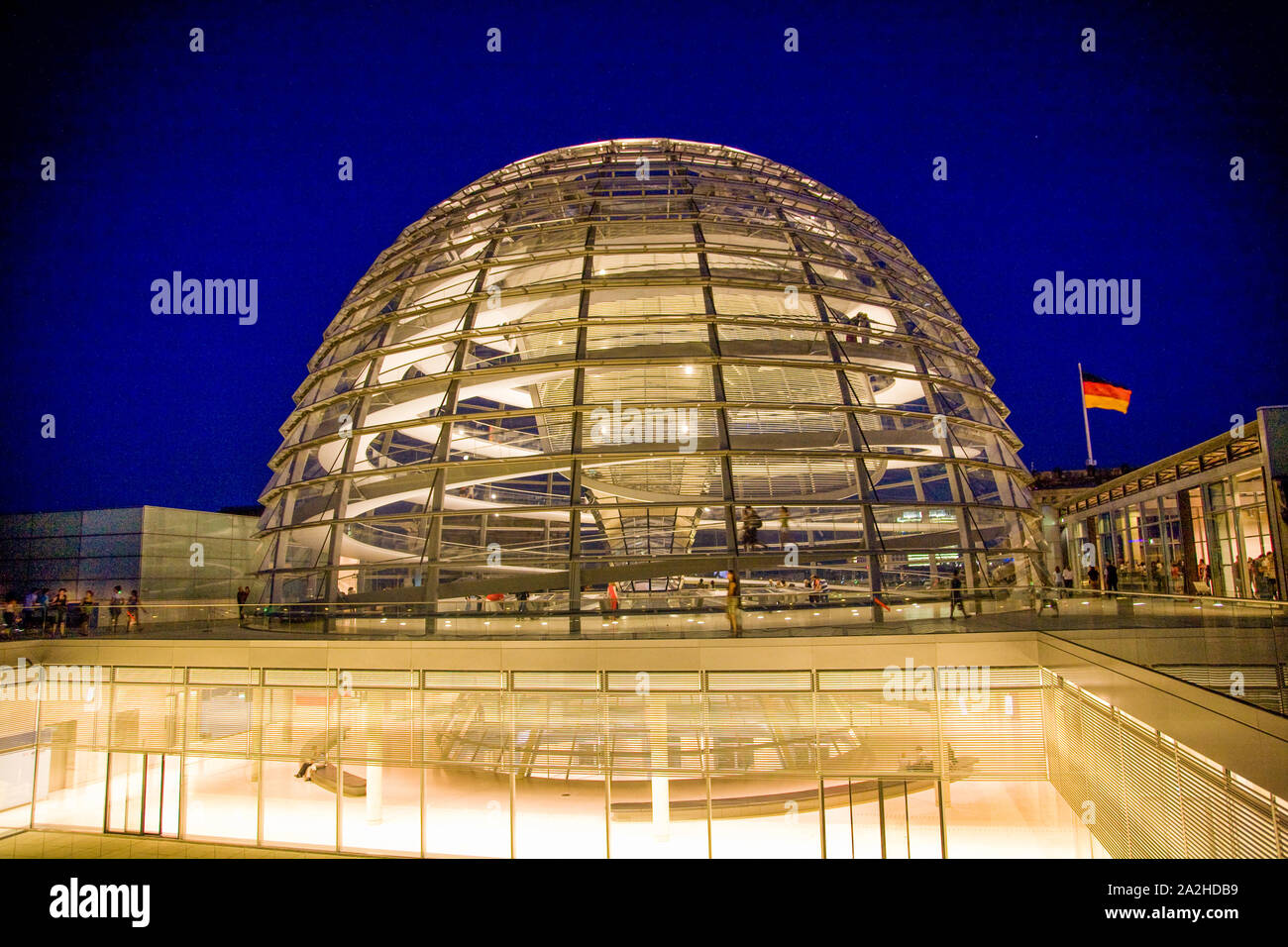 La cupola di vetro in cima al Reichstag di notte dove i visitatori possono osservare il Bundestag - la Camera bassa del tedesco federale europeo. Berlino Germania Foto Stock