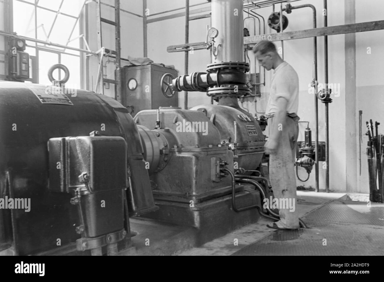Eine Führung durch ein Fettsäurewerk in Witten, Deutsches Reich 1930er Jahre. Un tour guidato attraverso una fabbrica di acido grasso in Witten, Germania 1930s. Foto Stock