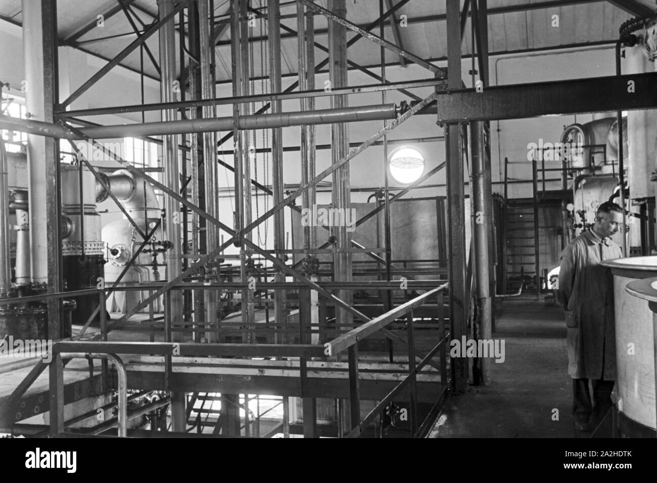 Eine Führung durch ein Fettsäurewerk in Witten, Deutsches Reich 1930er Jahre. Un tour guidato attraverso una fabbrica di acido grasso in Witten, Germania 1930s. Foto Stock