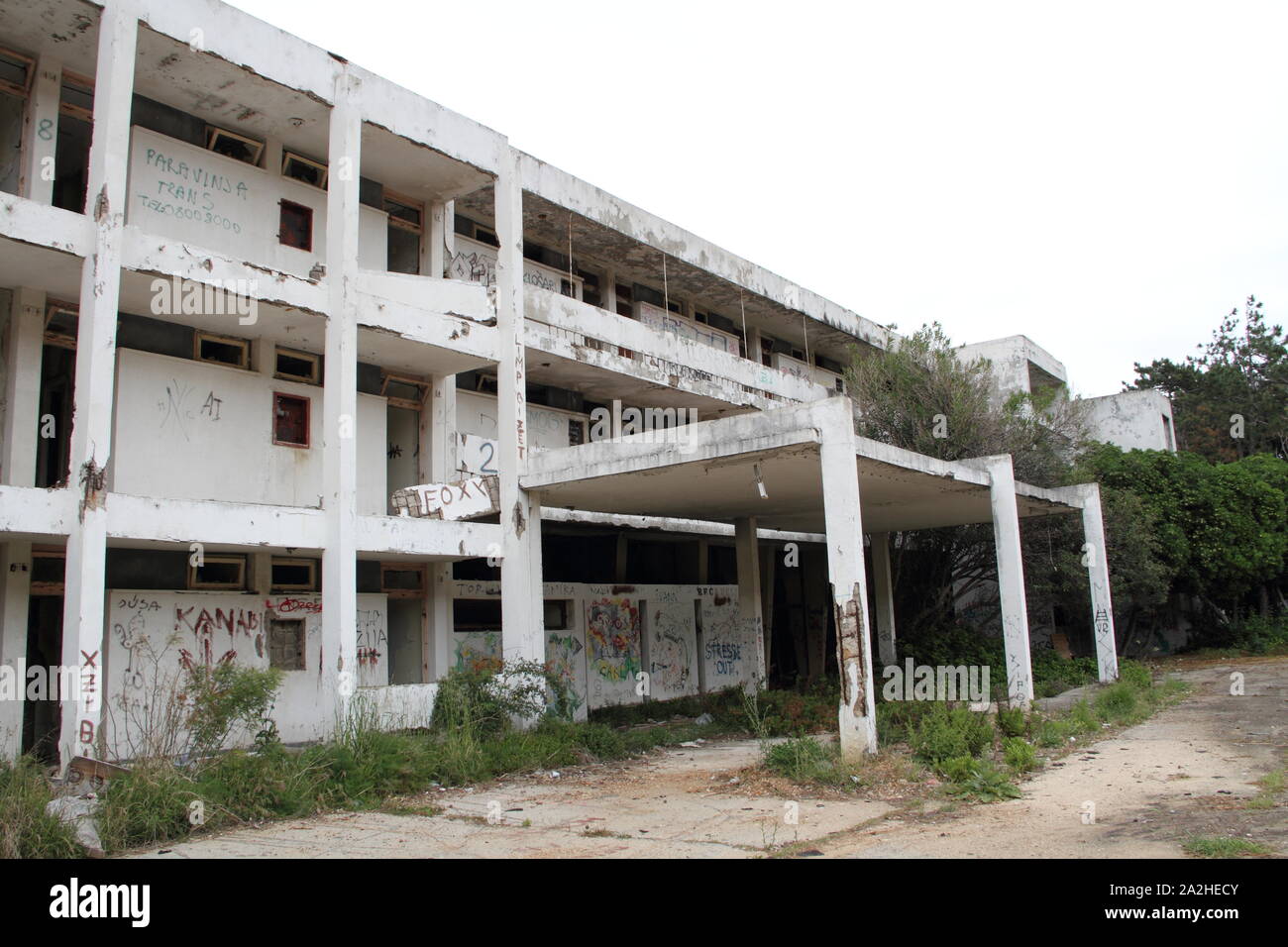 Un vecchio hotel abbandonato sulla Croazia Foto Stock