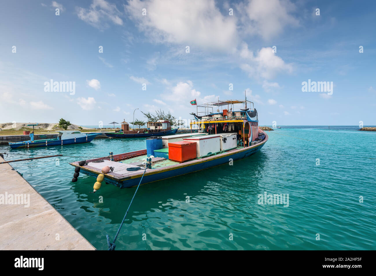 Gulhi Island, Maldive - Novembre 17, 2017: trasporto motorizzato imbarcazione attraccata al molo del tropicale isola Gulhi, Maldive, Oceano Indiano. Viaggiare Foto Stock