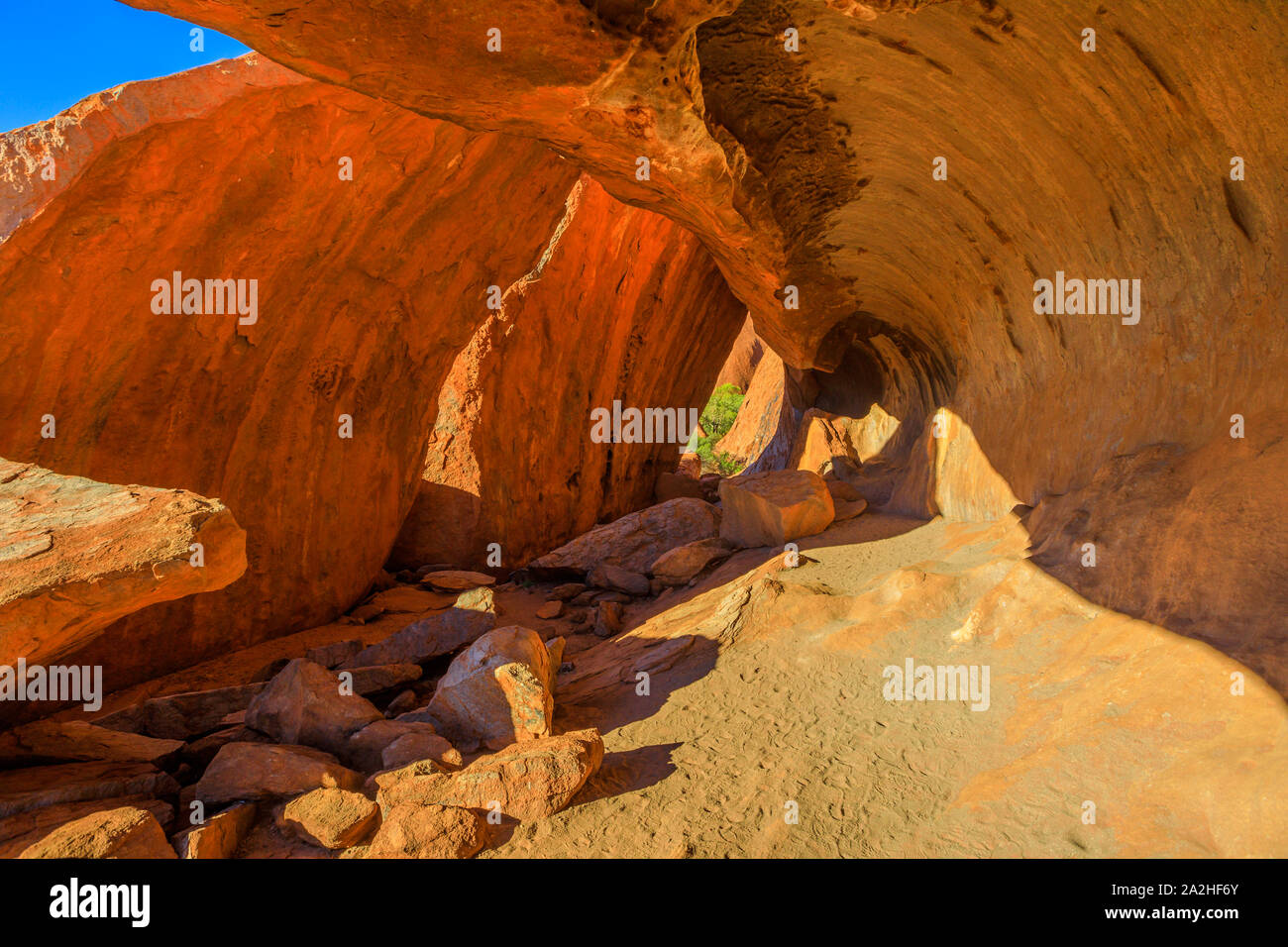 La cucina Grotta lungo la Passeggiata Mala alla base di Ayers Rock in Uluru-Kata Tjuta National Park nel Territorio del Nord, l'Australia, dove gli antichi Foto Stock