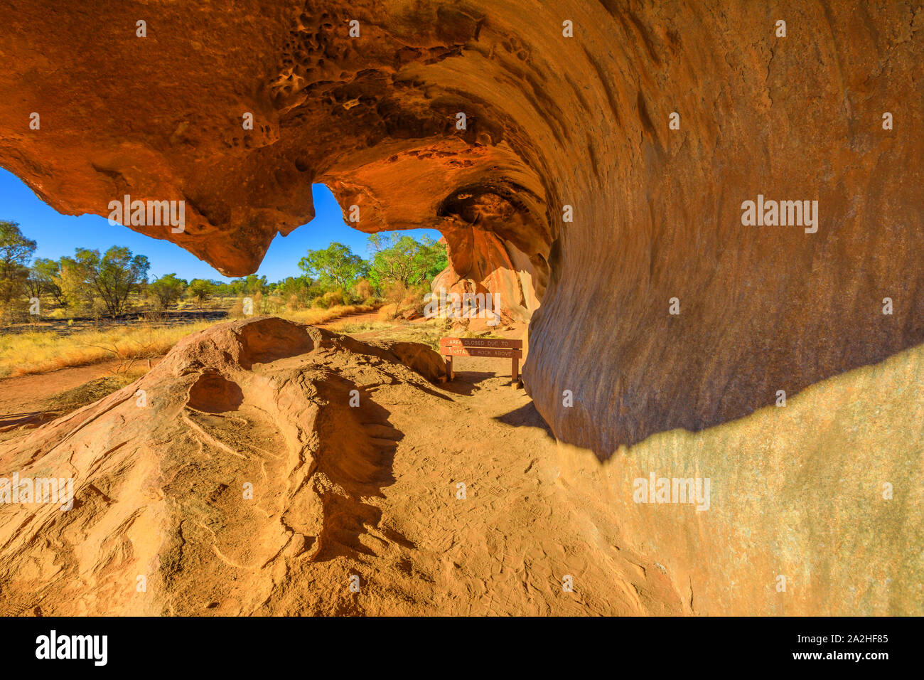 A forma di onda rock formazione lungo la Passeggiata Mala alla base di Ayers Rock in Uluru-Kata Tjuta National Park nel Territorio del Nord, l'Australia. Questo popolare a piedi Foto Stock