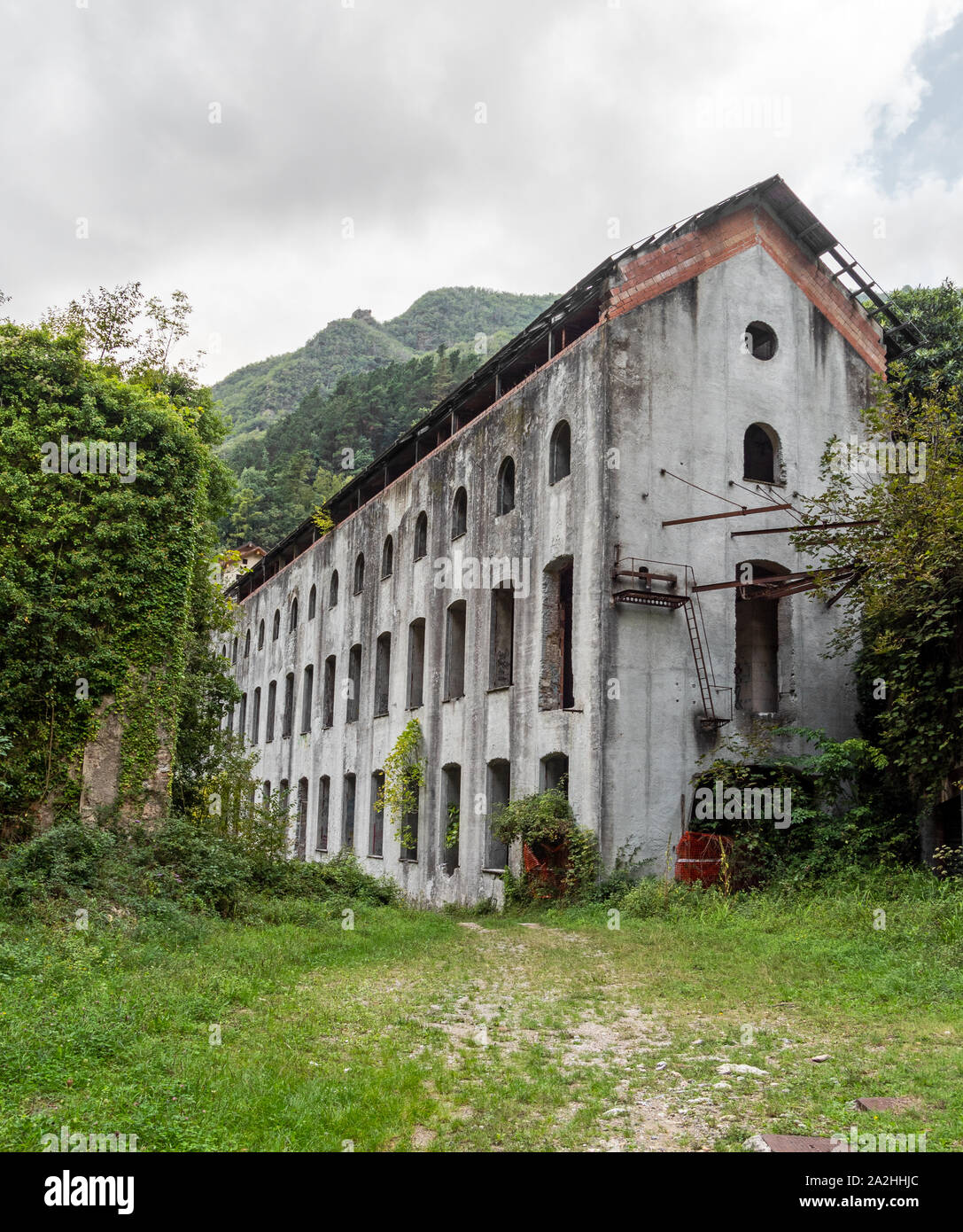 Abbandonato edificio industriale nel villaggio di Forno della provincia di  Massa Carrara, Italia. Di interesse storico Foto stock - Alamy