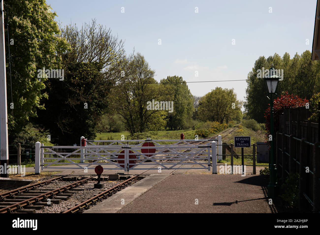 Vecchi cancelli di crossing over ferroviarie dismesse Foto Stock