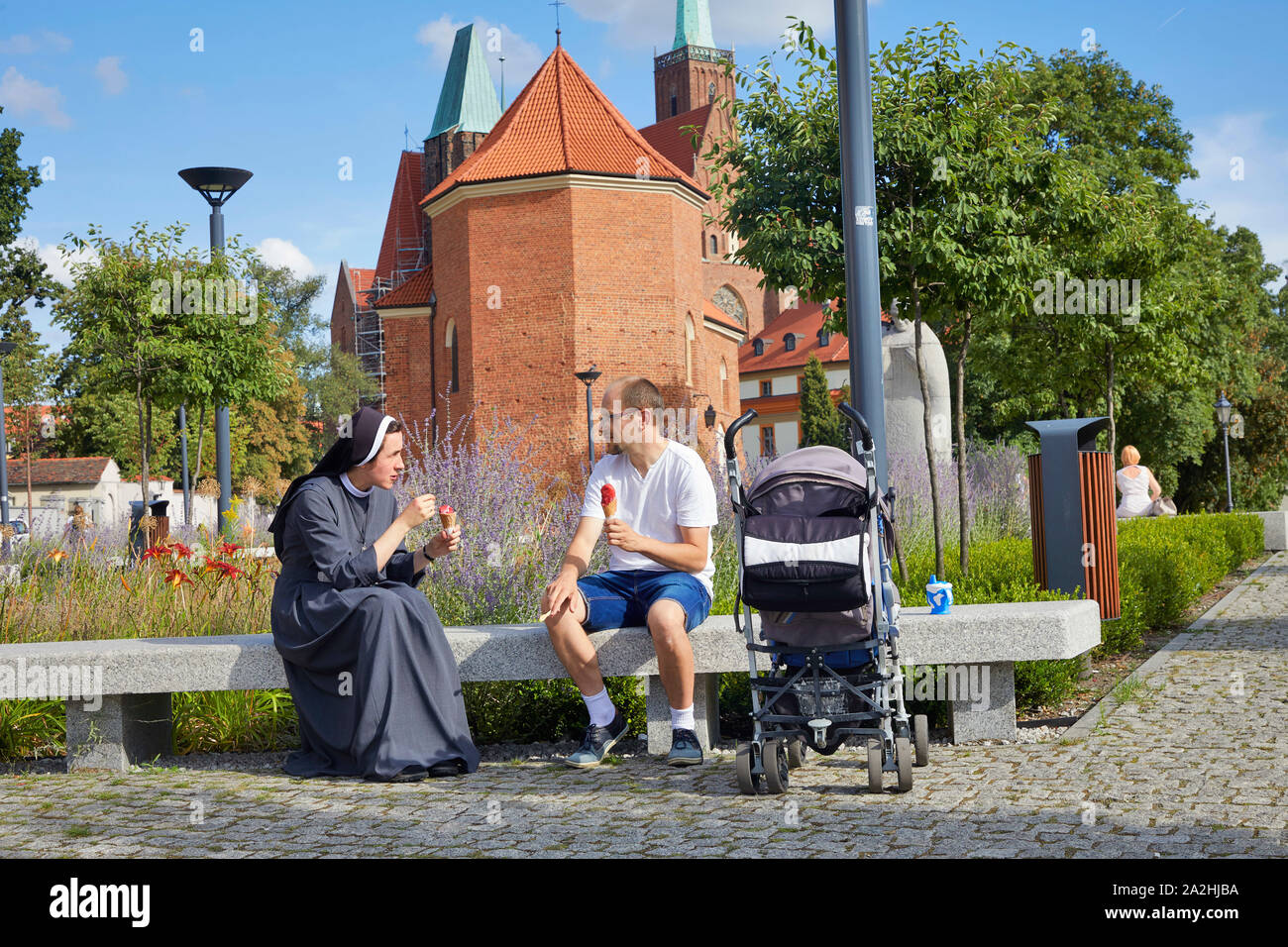 Polonia Wroclaw Non parlare con un uomo mangiare gelato ghiaccio nella chiesa di sfondo 7-8-2019 photo Jaco Klamer/Alamy Foto Stock