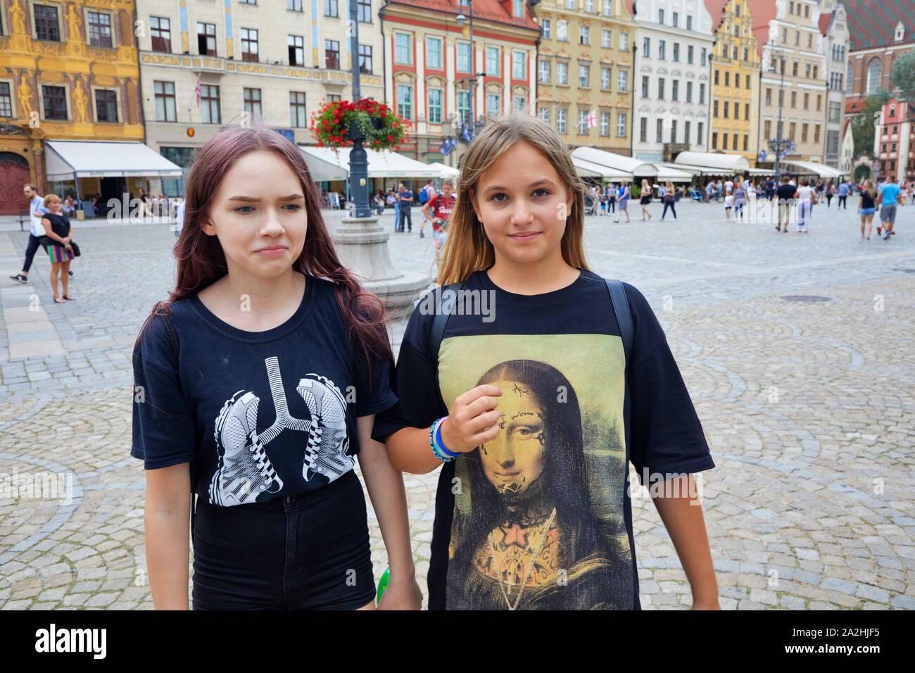 Polen WroclawTwo ragazze con le stampe speciali mona lisa t shirt scarpe come polmoni 8-8-2019 foto Jaco Klamer Foto Stock