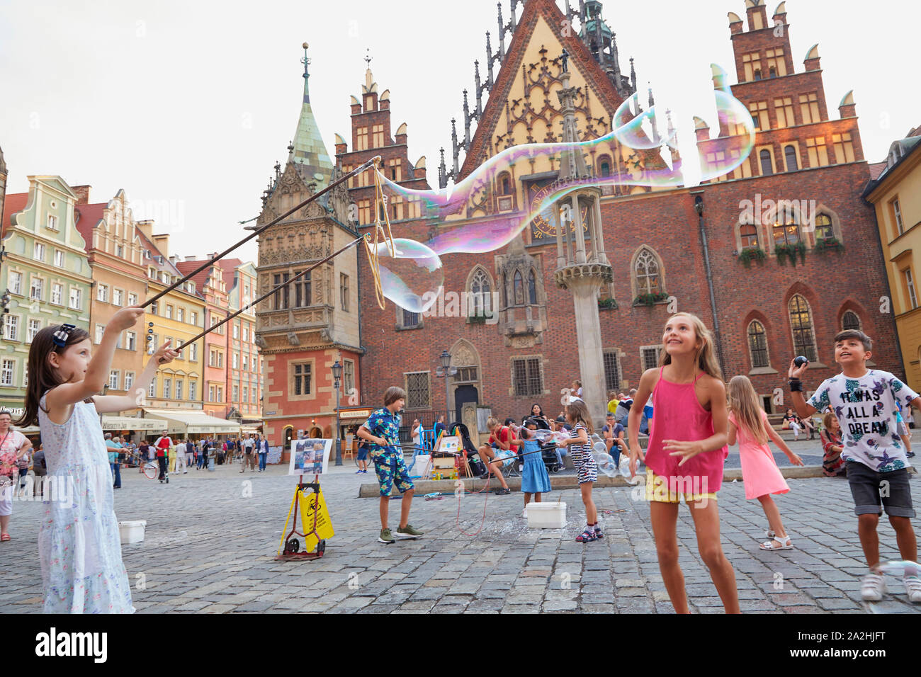 Polen Wroclaw soffiare bolle dai bambini nel centro della città vecchia 8-8-2019 photo Jaco Klamer/Alamy Foto Stock