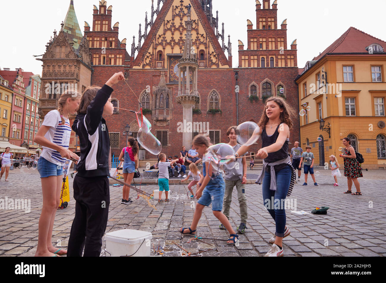 Polen Wroclaw soffiare bolle dai bambini nel centro della città vecchia 8-8-2019 photo Jaco Klamer/Alamy Foto Stock