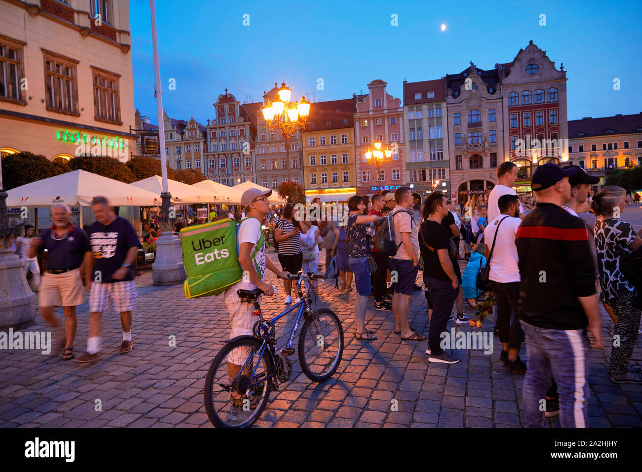 Polen Wroclaw Uber mangia il driver su una bici in attesa e cercando di teatro di strada 8-8-2019 photo Jaco Klamer Foto Stock