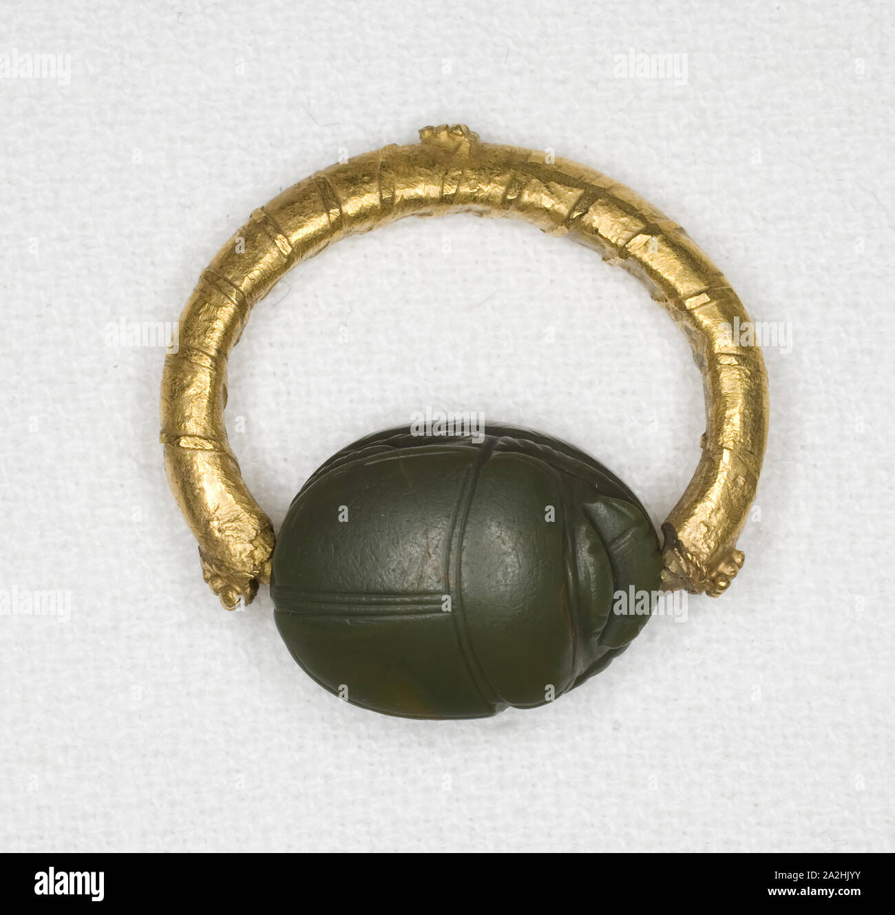 Anello con scarabeo un frontalino, Regno di Mezzo-Secondo Periodo  Intermedio (circa 1985-1550 BC), egiziano, Egitto, oro e diaspro verde, 1,2  × 2,5 × 2,3 cm (1/2 × 1 × 7/8 in Foto stock - Alamy