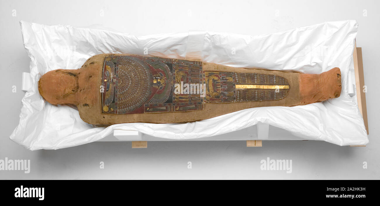 La mummia di un uomo, periodo tolemaico (circa 2nd-I secolo a.C.), egiziano, Egitto, biancheria, cartonage, resti umani, 38,1 × 175,3 × 49,5 cm (15 × 69 × 19 1/2 in.) (appro Foto Stock