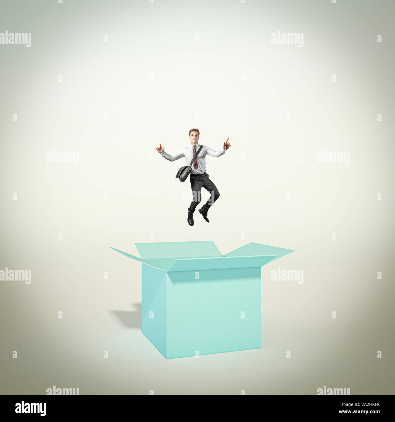 Felice e uomo di successo salta fuori della scatola. concetto di differenti e pensiero creativo. atteggiamento vincente. Foto Stock