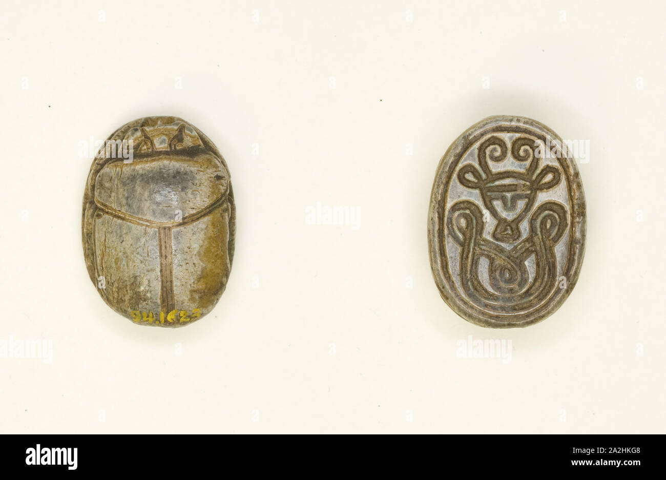 Scarabeo: Hathor testa con motivo intrecciato, Regno di Mezzo-Nuovo Regno, dinastie 12-18 (circa 1985-1295 BC), egiziano, Egitto, steatite, 1,6 × 1,1 × 0,6 cm (5/8 × 7/16 × 1/4 in Foto Stock