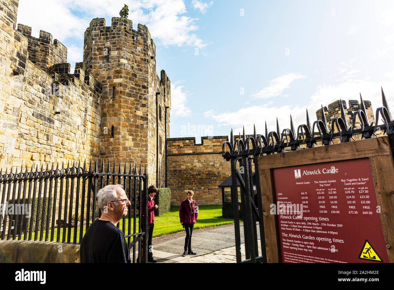 Alnwick Castle Alnwick Castle Alnwick, Northumberland, Inghilterra, Regno Unito, castello, castelli, esterno, motivi, castello, facciata, edificio, Foto Stock