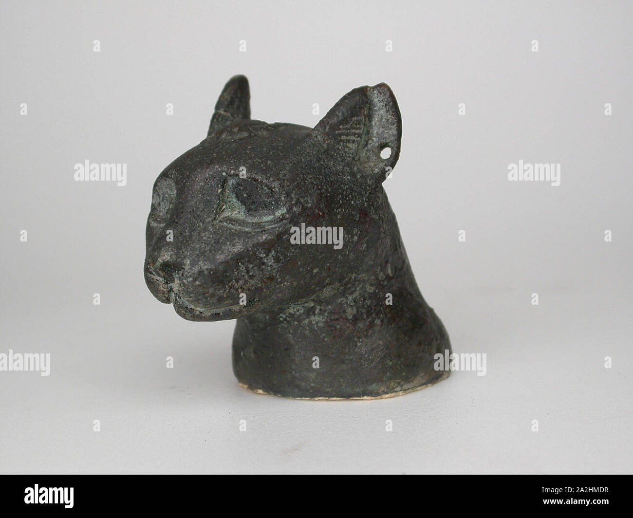 Statuetta di un gatto in testa, periodo tolemaico (332-30 BC), egiziano, Egitto, bronzo, 6 × 7 × 4,1 cm (2 3/8 x 2 3/4 x 1 5/8 in Foto Stock