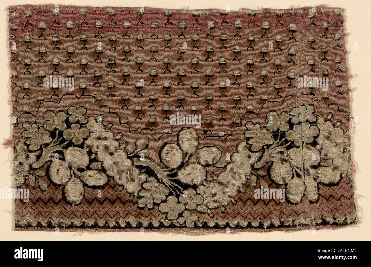 Un frammento, 1750/75, Francia, seta, tagliare, intonso, e annullato il velluto con ulteriori patterning di trame di lamina di oro legato ad intervalli contro saia foundation, 13,4 × 20,2 cm (5 1/4 x 7 7/8 in Foto Stock