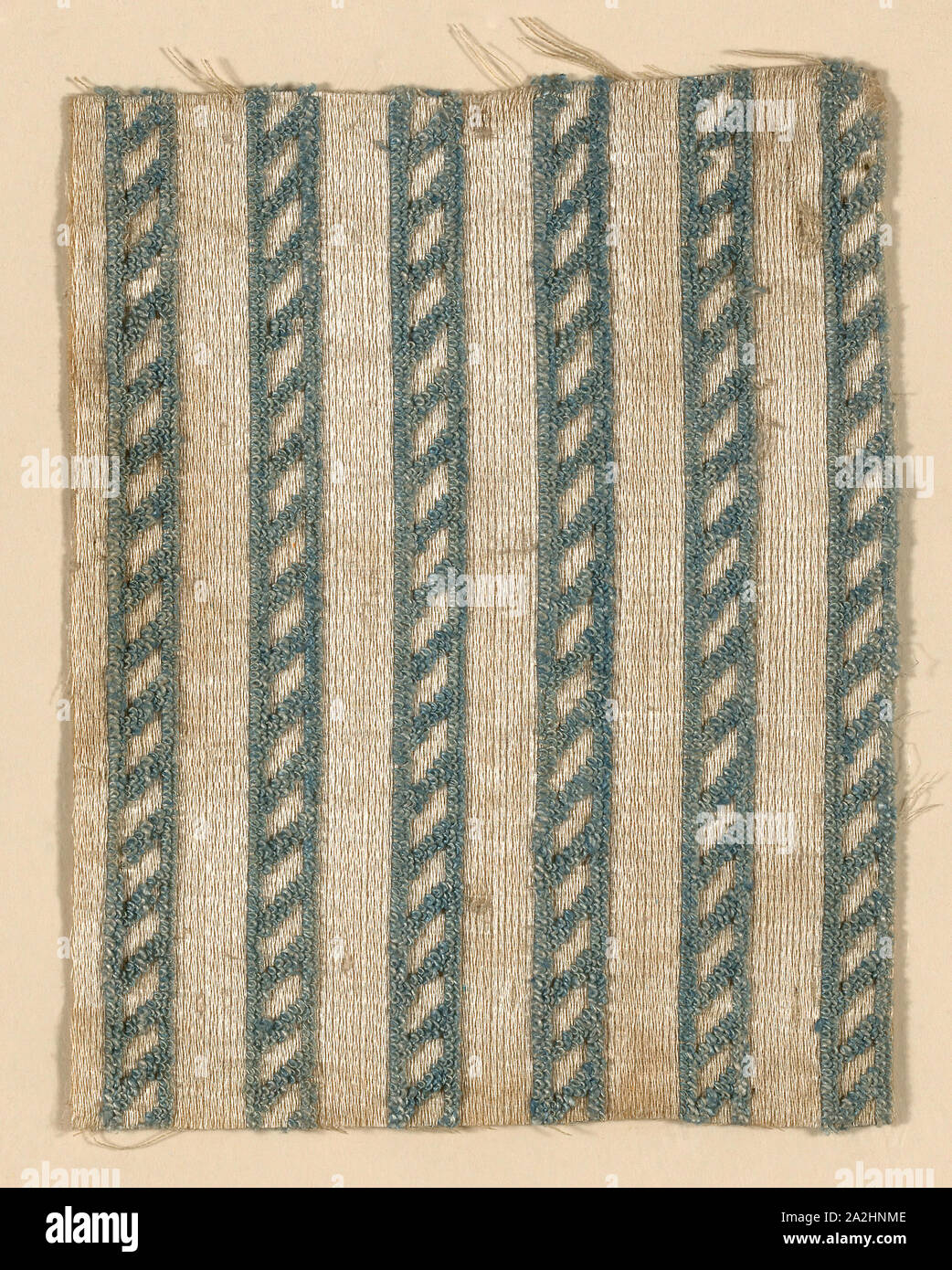 Un frammento, 1750/1800, in Francia o in Italia, Francia, seta, warp-galleggiante di fronte raso con pila supplementare orditi formando intonso annullate di velluto, 15,3 × 12 cm (6 × 4 3/4 in Foto Stock