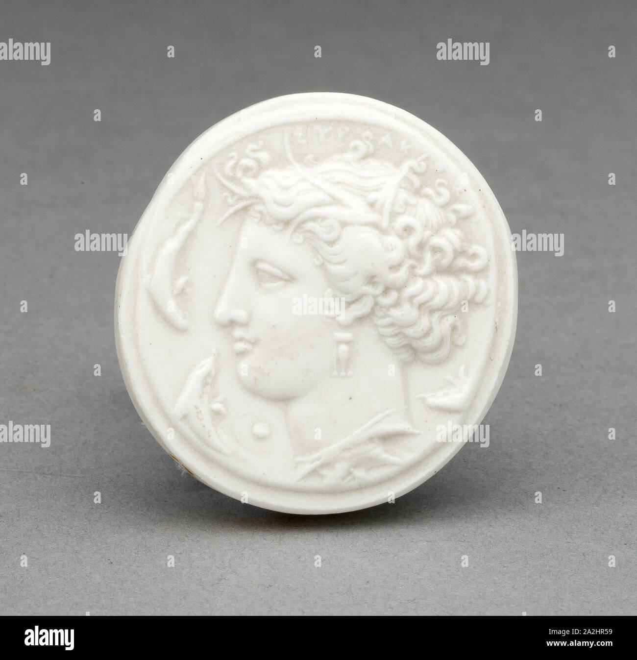 Medaglione con Arethusa, inizi del XIX secolo, Wedgwood Manufactory, Inghilterra, fondata 1759, Burslem, gres (jasperware), Diam. 2,9 cm (1 1/8 in Foto Stock