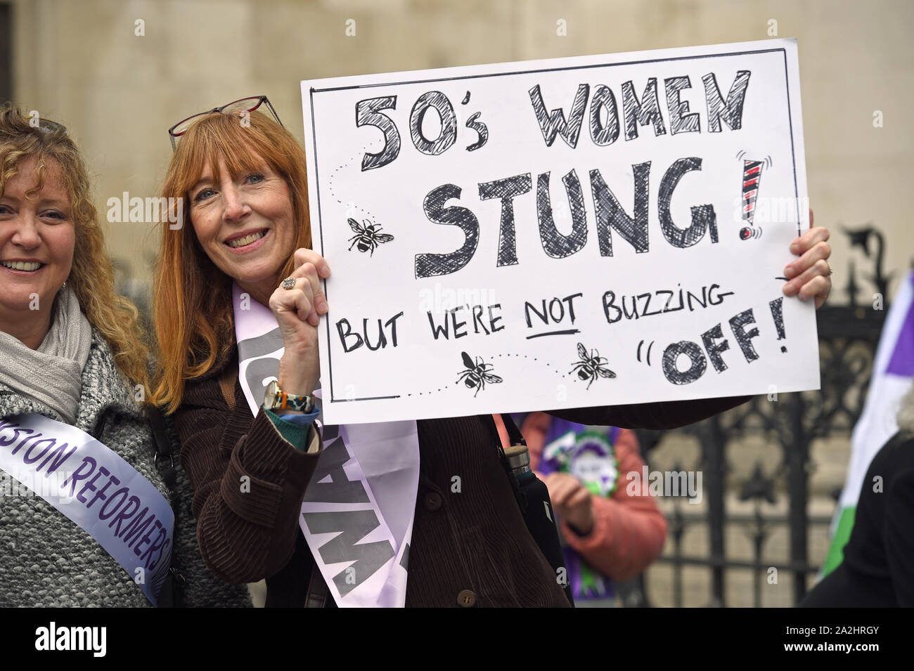 Gli attivisti al di fuori della Royal Courts of Justice di Londra dove la sentenza è previsto su un ricorso presentato dai difensori che sostengono le modifiche allo stato dell'età di pensionamento hanno illegittimamente discriminato le donne nate negli anni cinquanta. Foto Stock