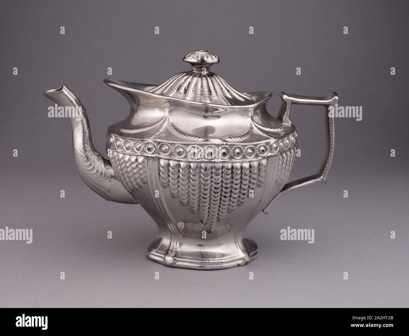Teiera, c. 1820, Inghilterra, Staffordshire, Staffordshire, coccio d'argento con decorazione di lustre, H. 16,5 cm (6 1/2 in Foto Stock