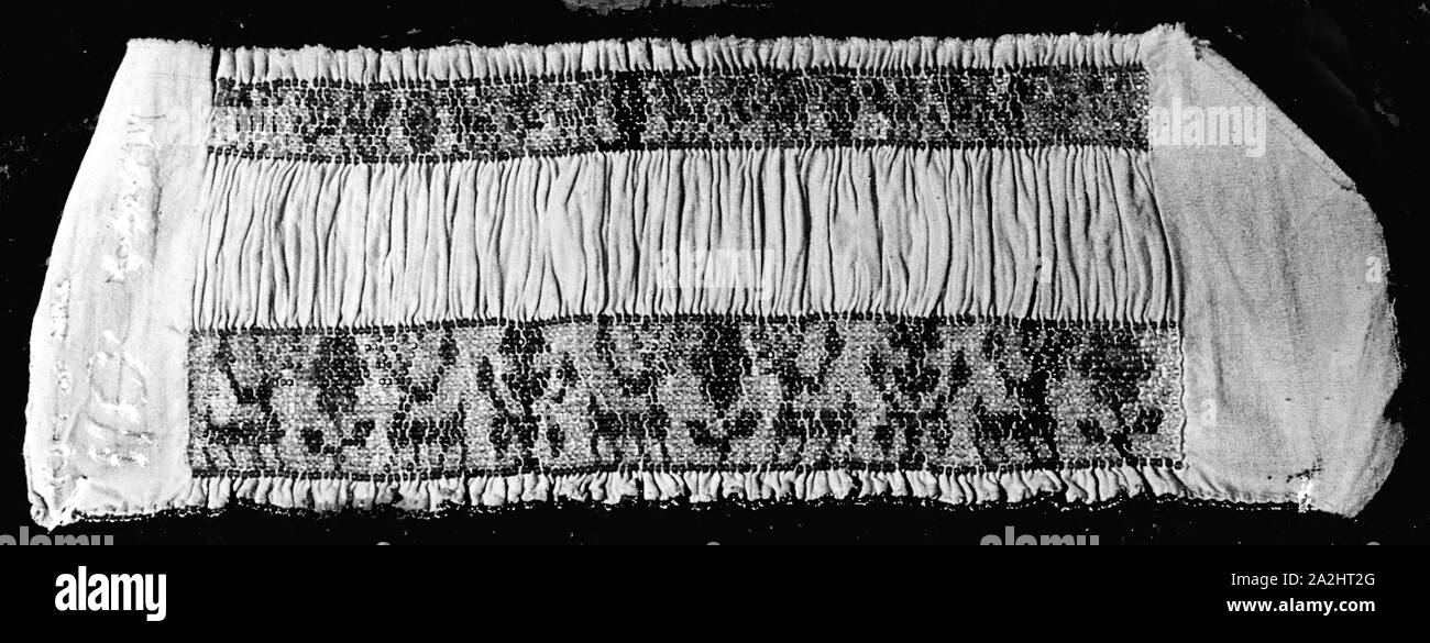 Due bande strette, secolo XIX, Messico, México, Beadwork con design in bianco shirred mussola, 20,3 x 8,9 cm (8 x 3 1/2 in Foto Stock