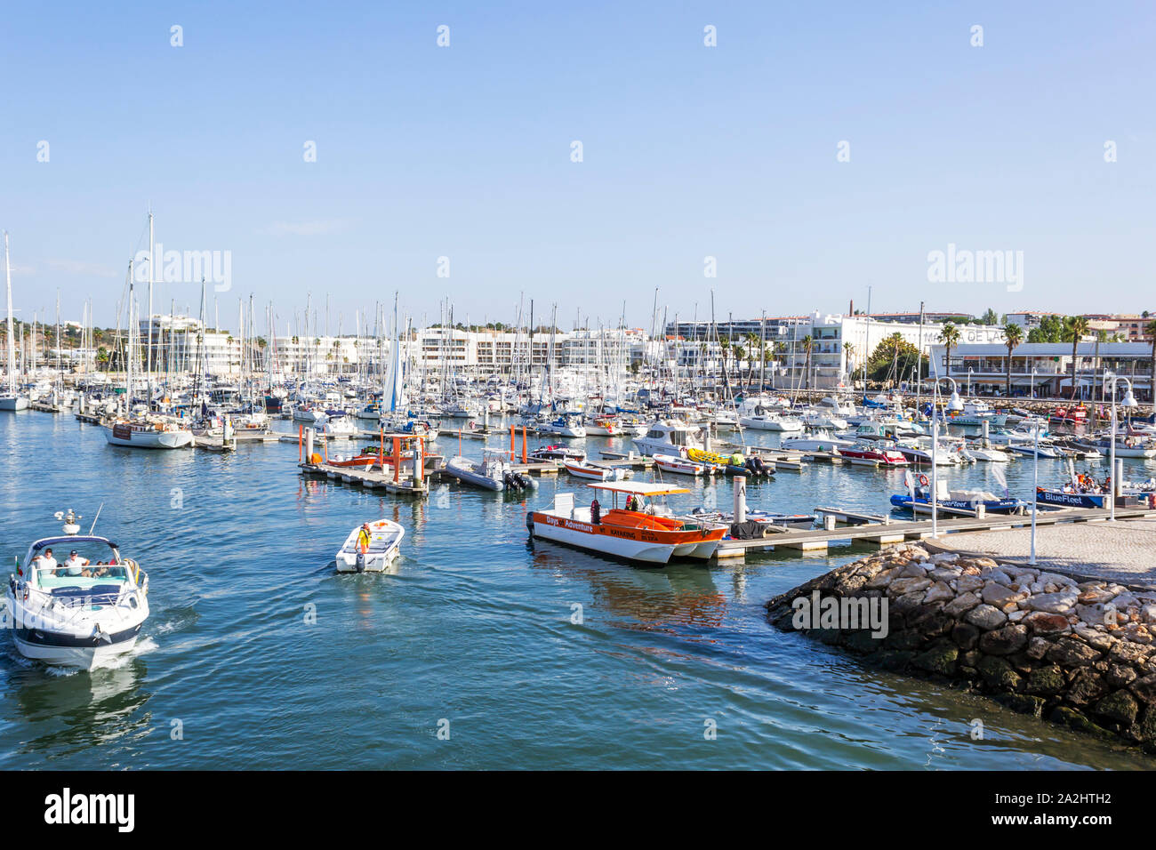 Marina de Lagos, Lagos, Algarve, Portogallo. Piccole imbarcazioni ormeggiate nel porto. Foto Stock