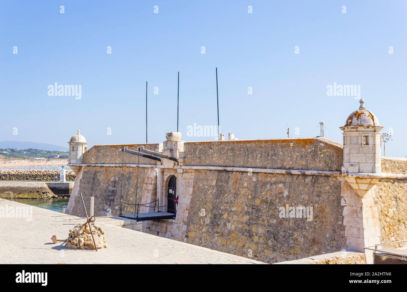 Lagos, Algarve, Portogallo. Forte da Ponte da Bandeira aka Forte de Nossa Senhora da Penha de França. Fortezza costruita nel XVII secolo affacciato sul mare Foto Stock