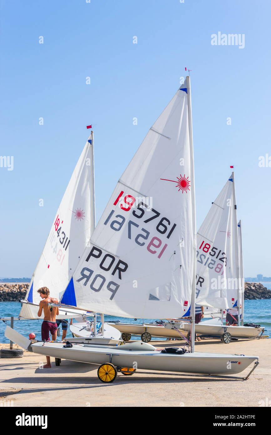 Lagos, Algarve, Portogallo. Piccole barche a vela accanto al Forte da Ponte da Bandeira. Foto Stock