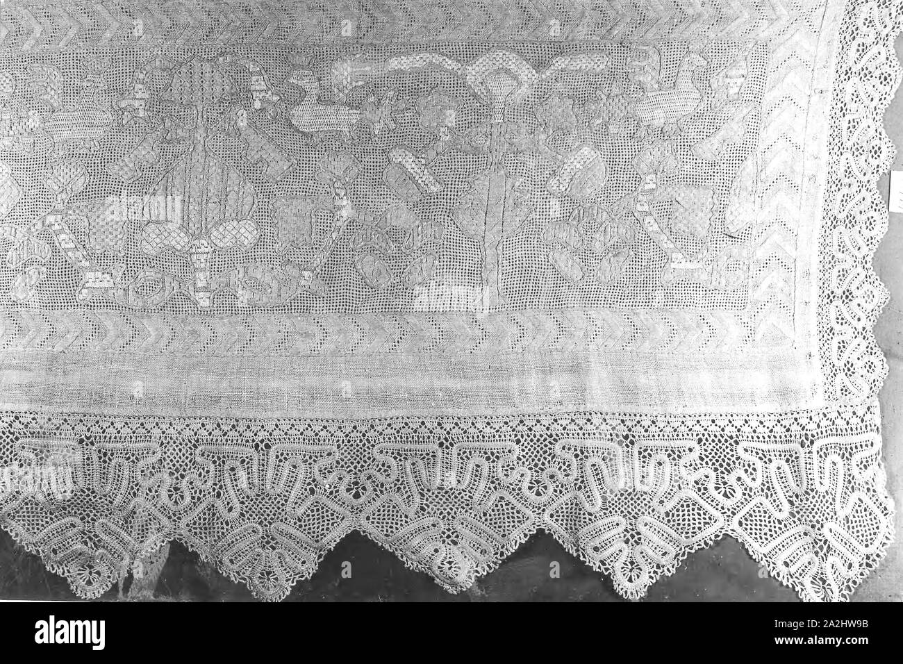 Confine dal panno altare, secolo XIX, Russia, openwork, 177.9 x 43,2 cm (70 x 17 pollici Foto Stock