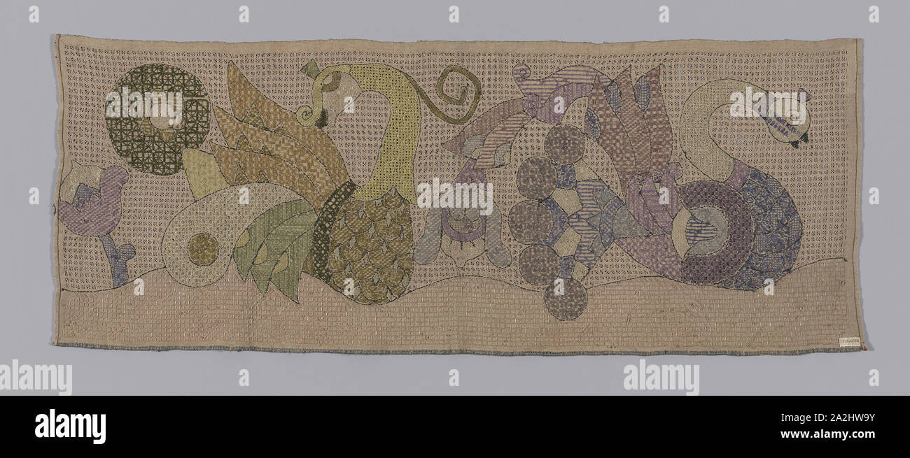 Square, secolo XIX, Ucraina, Ucraina, biancheria, disegnato il lavoro e ricamati, 38,8 x 100,3 cm (15 1/4 x 39 1/2 in Foto Stock