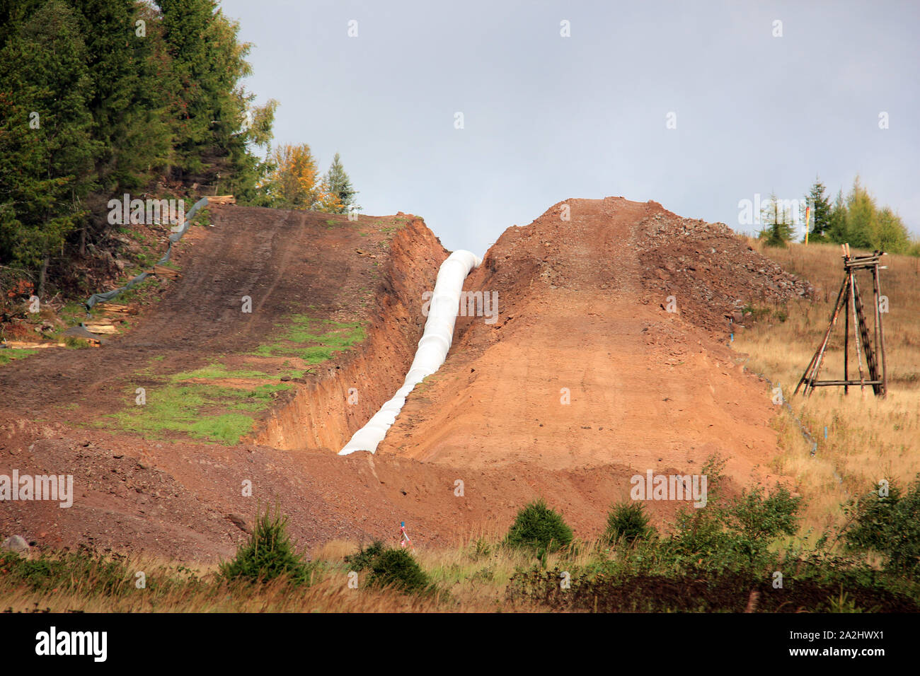 Deutschneudorf, Germania. Il 30 settembre, 2019. La pipeline Eugal, che è quello di condurre dalla costa baltica della Germania alla Repubblica ceca, edificio sito vicino a Deutschneudorf, Germania, il 30 settembre 2019. Eugal, il ramo di terra del Nord Stream 2 è quello di portare a decine di miliardi di metri cubi di gas naturale dalla Russia alla Cechia e più a sud, all'Austria, Italia e Croazia, annualmente. Credito: Martin Weiser/CTK foto/Alamy Live News Foto Stock