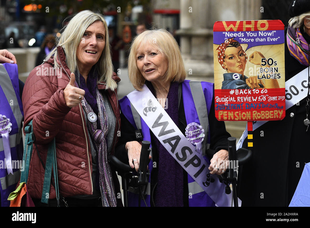 Gli attivisti al di fuori della Royal Courts of Justice di Londra dove la sentenza è previsto su un ricorso presentato dai difensori che sostengono le modifiche allo stato dell'età di pensionamento hanno illegittimamente discriminato le donne nate negli anni cinquanta. Foto Stock