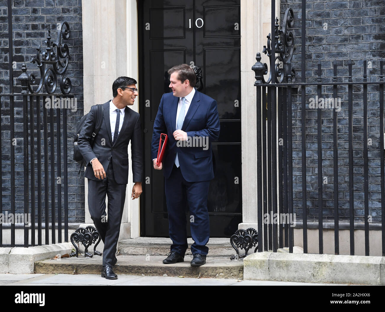 Primo segretario al Tesoro Rishi Sunak e alloggiamento, europee e Governo locale Segretario Robert Jenrick lasciare 10 Downing Street, Londra, a seguito di una riunione del gabinetto. Foto Stock