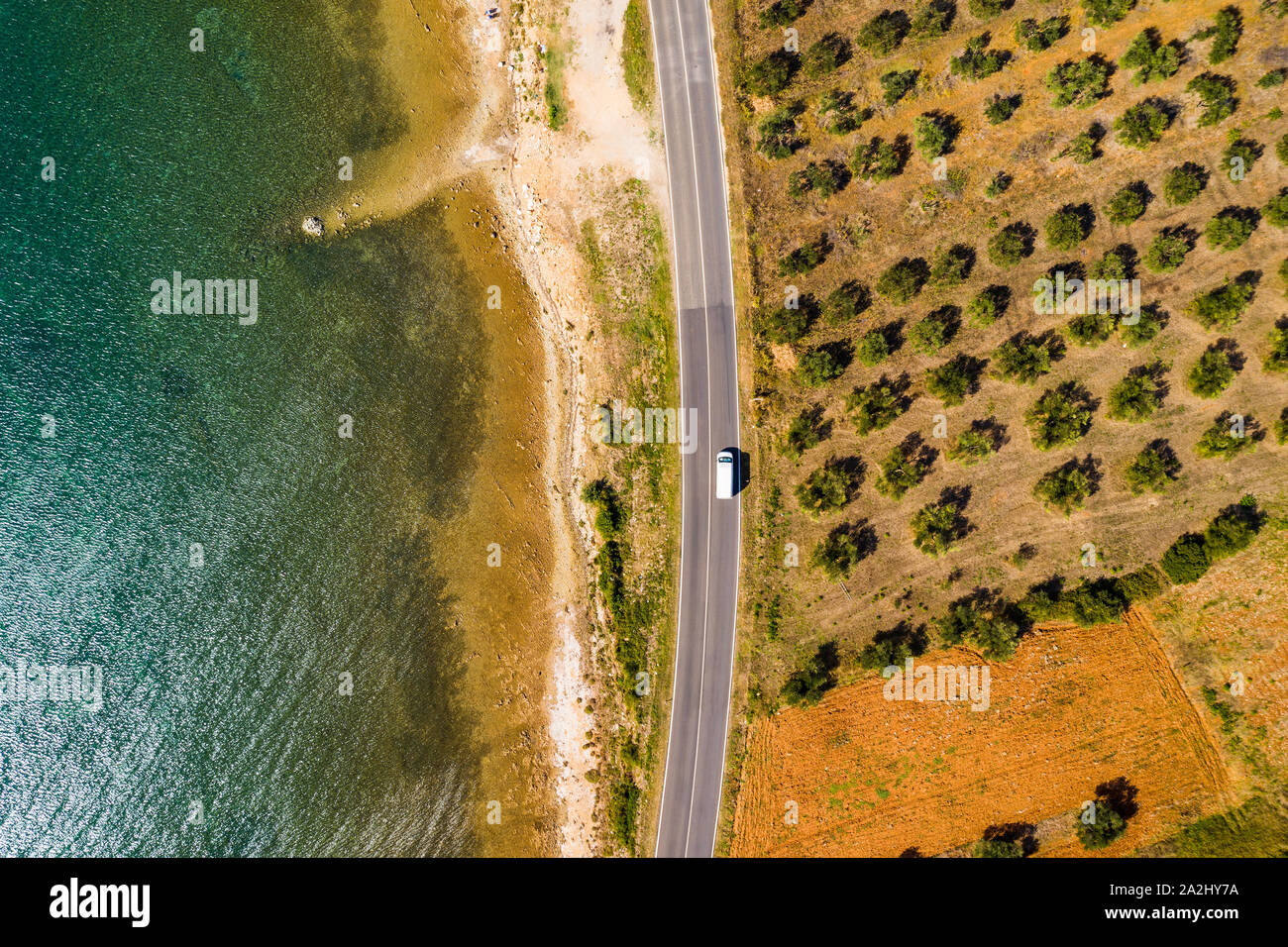 Vista panoramica sulla strada vicino al mare Adriatico, in Dalmazia, Croazia, vista da fuco Foto Stock