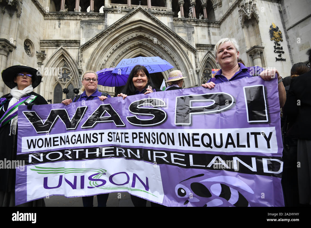 Gli attivisti al di fuori della Royal Courts of Justice di Londra dove la sentenza è previsto su un ricorso presentato dai difensori che sostengono le modifiche allo stato dell'età di pensionamento hanno illegittimamente discriminato le donne nate negli anni cinquanta. Foto Stock