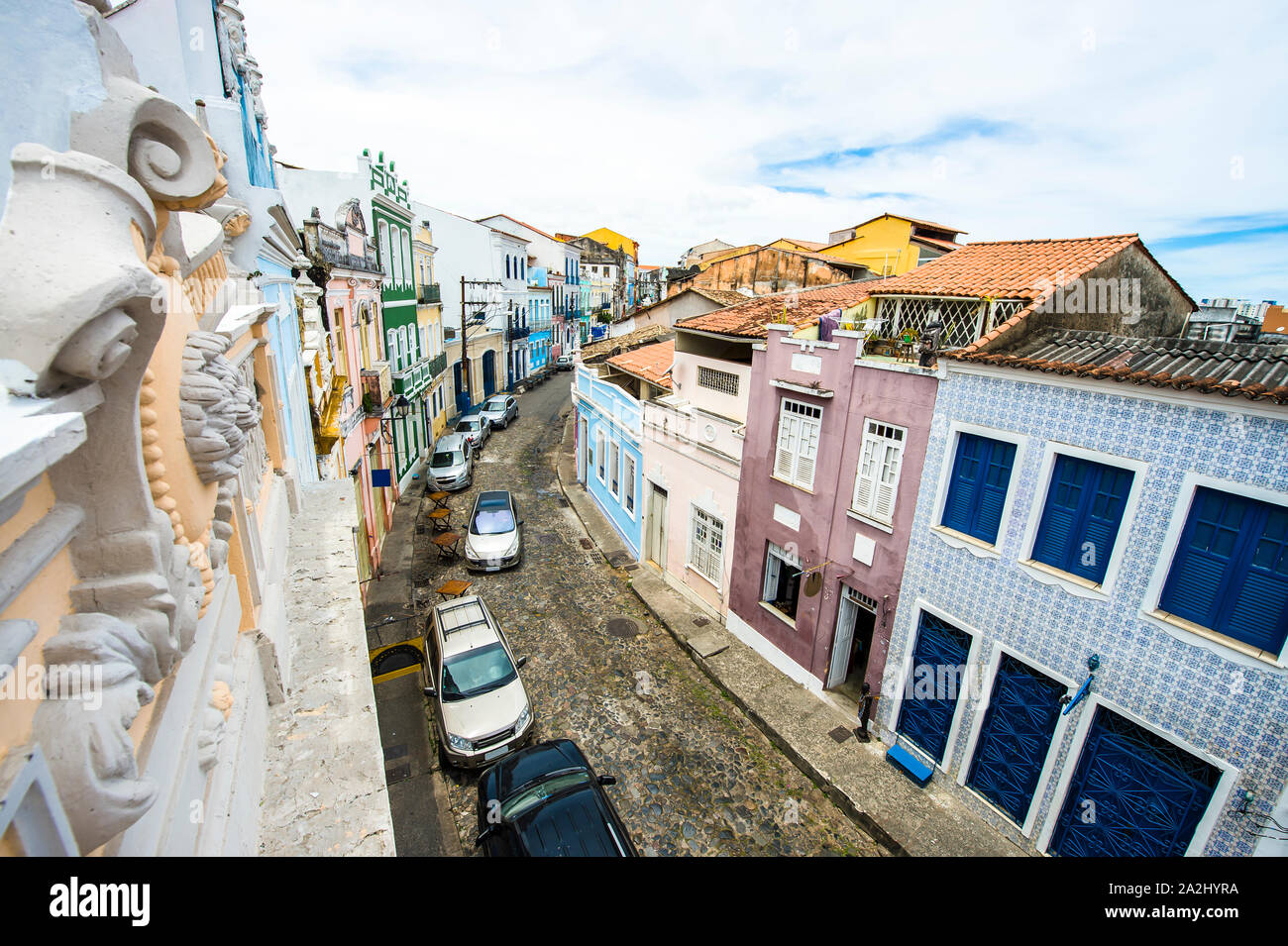 Finestra Vista battuta di colorati edifici coloniali tradizionali di rivestimento le strade lastricate in Boemia Carmo, vicino Pelourinho Foto Stock