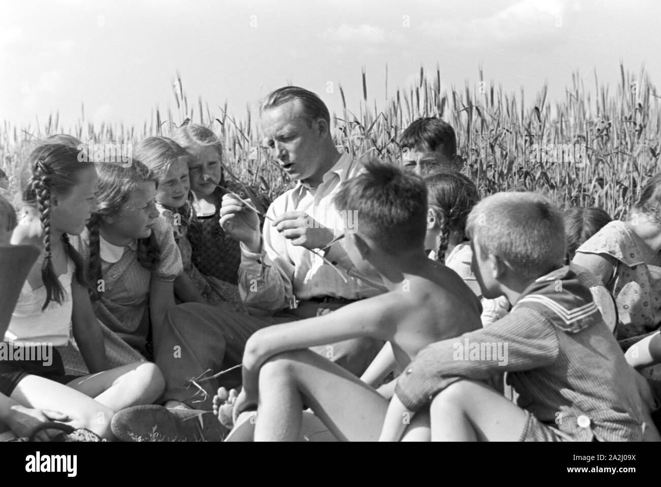 Unterricht im Freien an der von Adolf Reichwein geleiteten Landschule in Tiefensee, Deutschland 1930er Jahre. Le classi all'aperto presso la scuola rurale in Tiefensee gestito da Adolf Reichwein, Germania 1930s. Foto Stock