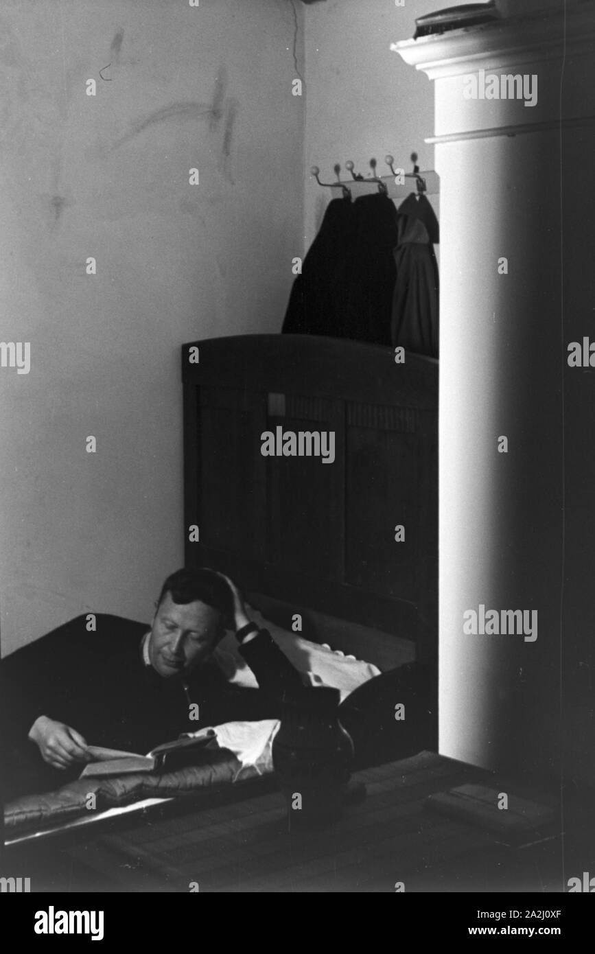 Künstler in der Künstlersiedlung Düsseldorf Schlageterstadt, Deutschland 1930er Jahre. Artista a colonia degli artisti Schlageterstadt Duesseldorf, Germania 1930s. Foto Stock