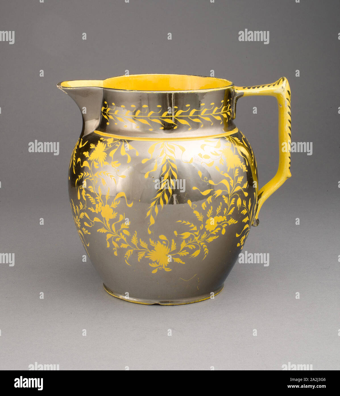 Pitcher, 1810/20, Inghilterra, Staffordshire, Staffordshire, piombo-terracotta invetriata con decorazione di lustre, H. 16,5 cm (6 1/2 in Foto Stock