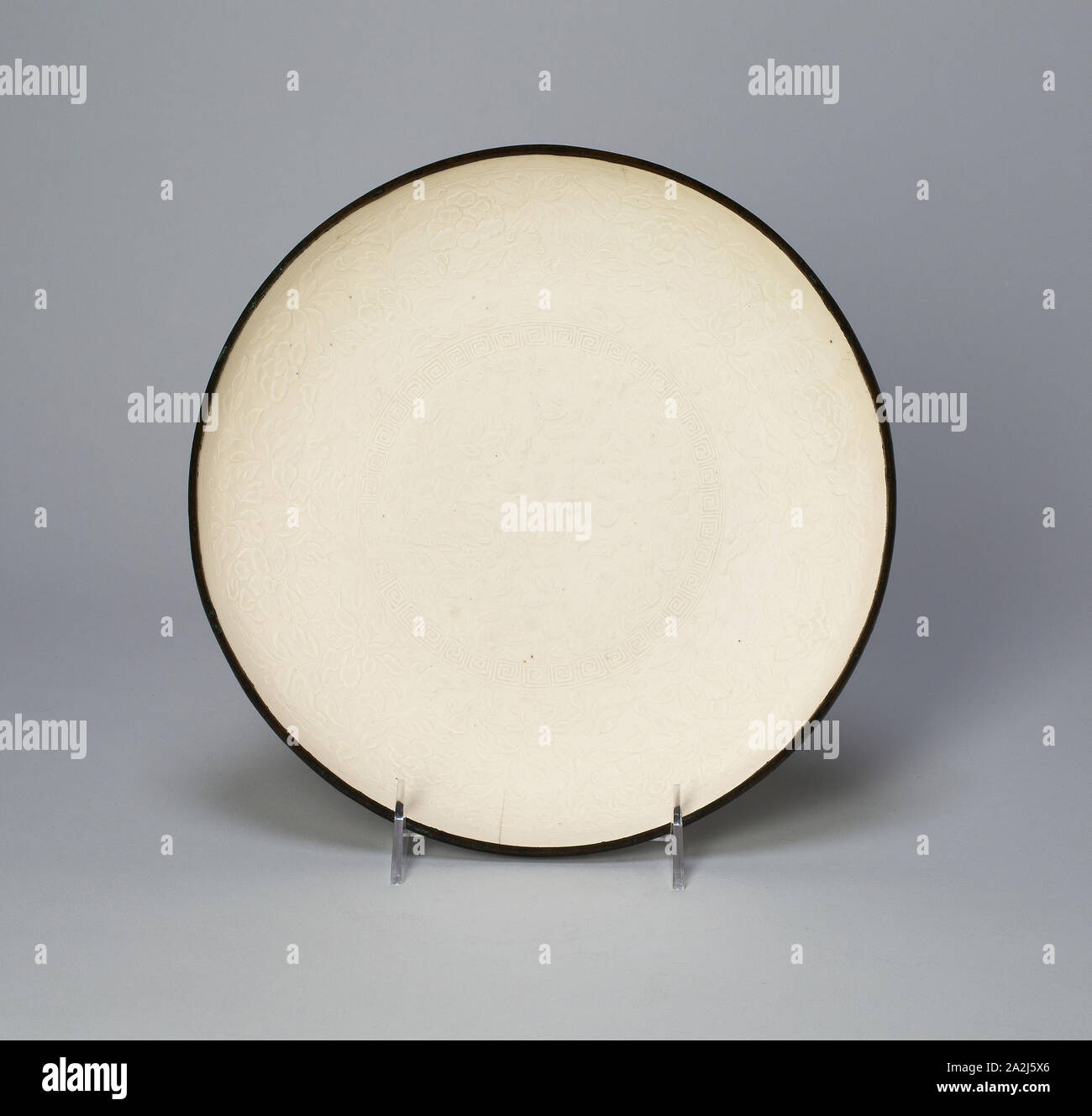 Piatto con con Lotus, Saggataria, malva e Peonia, Northern Song Dynasty (960-1127)/Jin dinastia (1115-1234), all'inizio del XII secolo, Cina, Ding ware, porcellana con stampo underglaze-decorazione impressa, H. 4.7 cm (1 7/8 in.), diam. 24,5 cm (9 5/8 Foto Stock