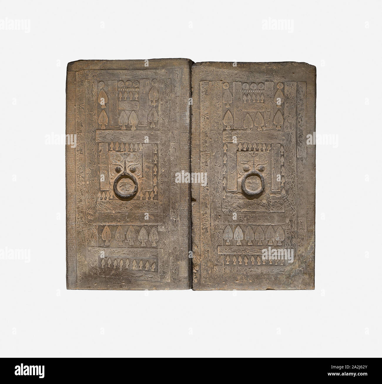 Coppia di tomba a camera porte, dinastia Han occidentali (206 A.C.-A.D. 9), il primo secolo A.C., Cina, probabilmente di Zhengzhou, la provincia di Henan, Cina, Grigio di coccio con impresso e decorazione scolpita A (porta sinistra): 92,6 × 52,0 × 7,2 cm (36 7/16 × 20 1/2 × 2 13/16 in.), b (porta destra): 91,4 × 49,9 × 7,2 cm (36 × 19 5/8 × 2 13/16 in Foto Stock