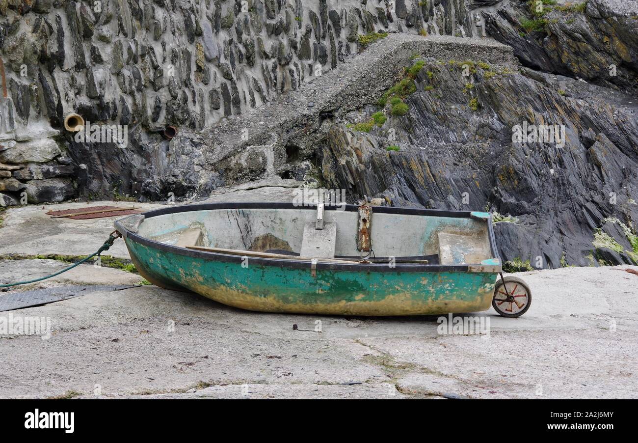Piccola barca verde, Portloe, Cornwall Foto Stock