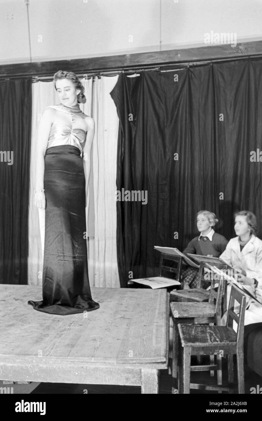 Ein Besuch der Modeschule von Wien, Deutsches Reich 1930er Jahre. Visitazione della scuola di moda a Vienna, Germania 1930s. Foto Stock