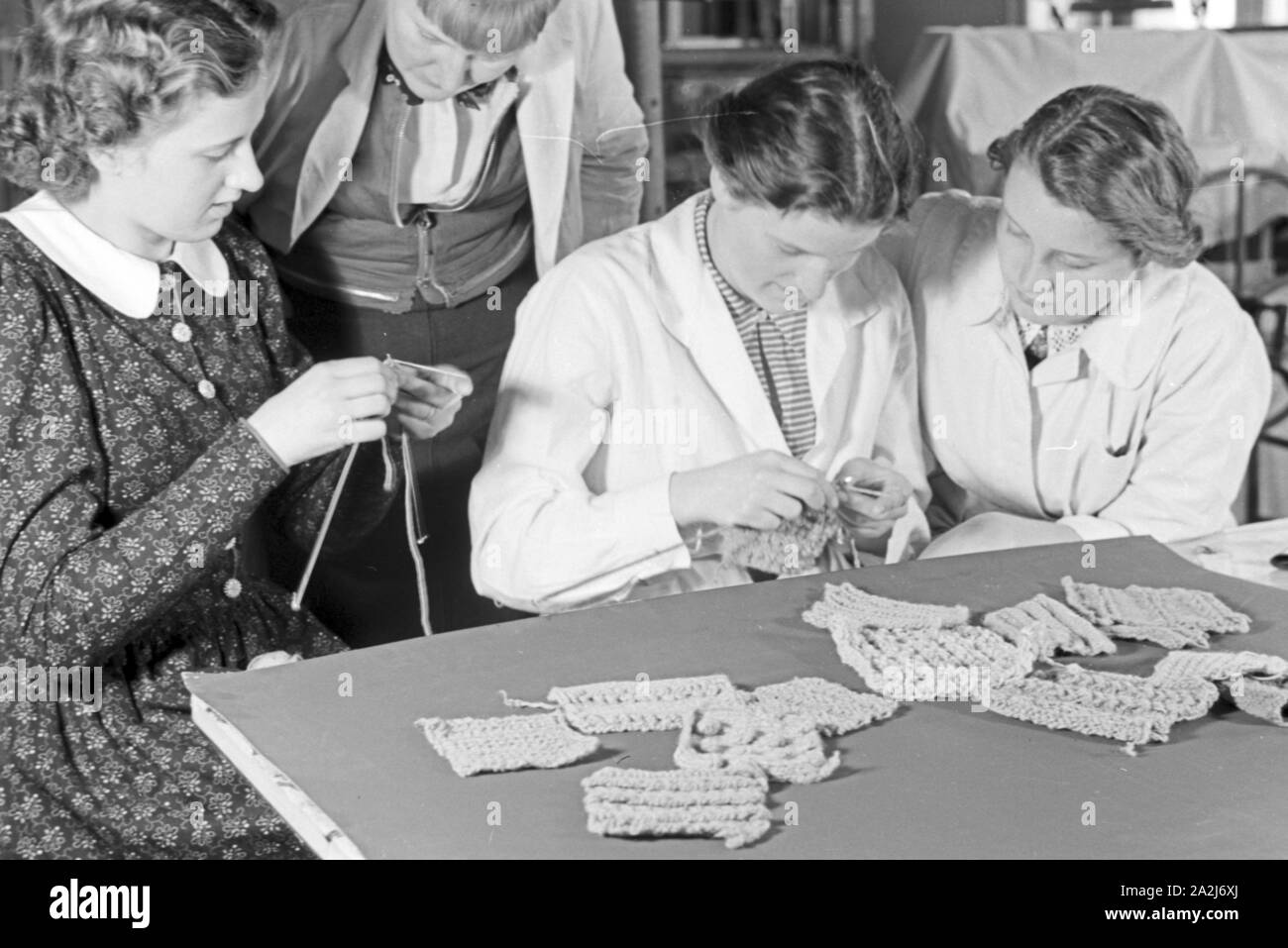 Ein Besuch der Modeschule von Wien, Deutsches Reich 1930er Jahre. Visitazione della scuola di moda a Vienna, Germania 1930s. Foto Stock