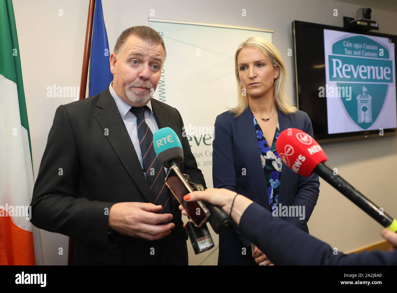 Ministro di Stato per gli affari europei Helen McEntee. con Tom talbot, capo delle operazioni doganali, come ella visiti le entrate call center al nuovo casa doganale, porto di Dublino. Foto Stock