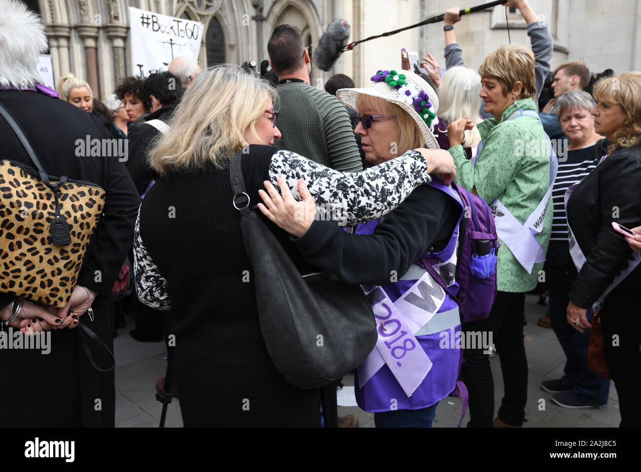 Gli attivisti al di fuori della Royal Courts of Justice di Londra, dopo che hanno perso il loro punto di riferimento ad alta Corte lotta contro il governo in un ricorso presentato dai difensori che ha sostenuto le modifiche allo stato dell'età di pensionamento illegittimamente discriminato le donne nate negli anni cinquanta. Foto Stock